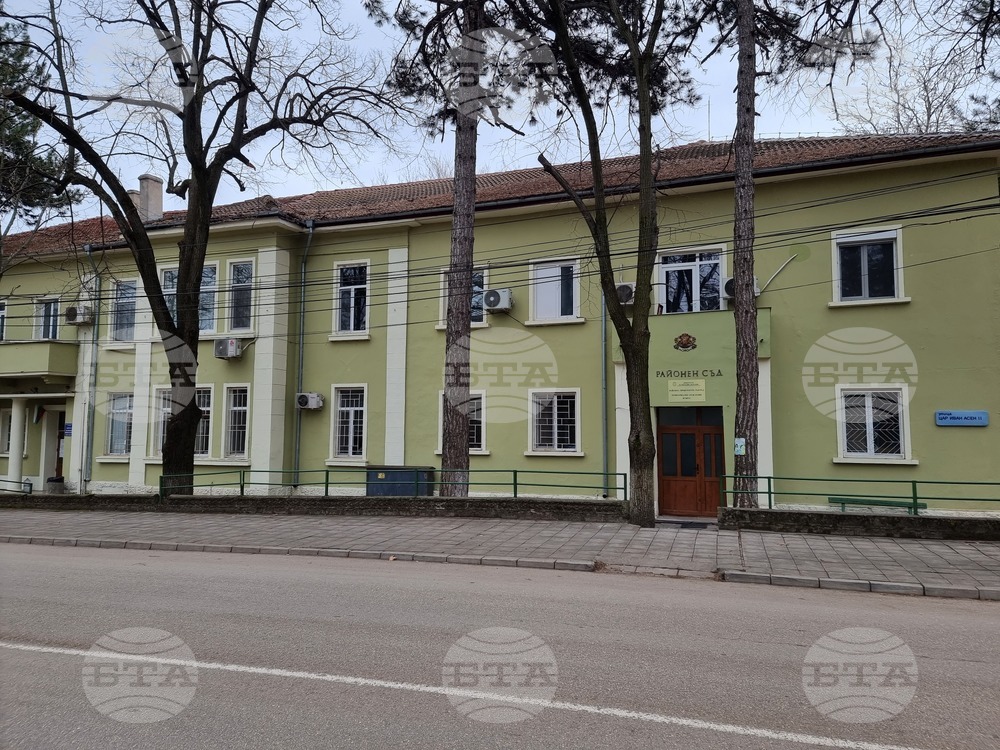 Младежи от Кубрат са глобени след скандал и стрелба с газов пистолет пред жилищен блок