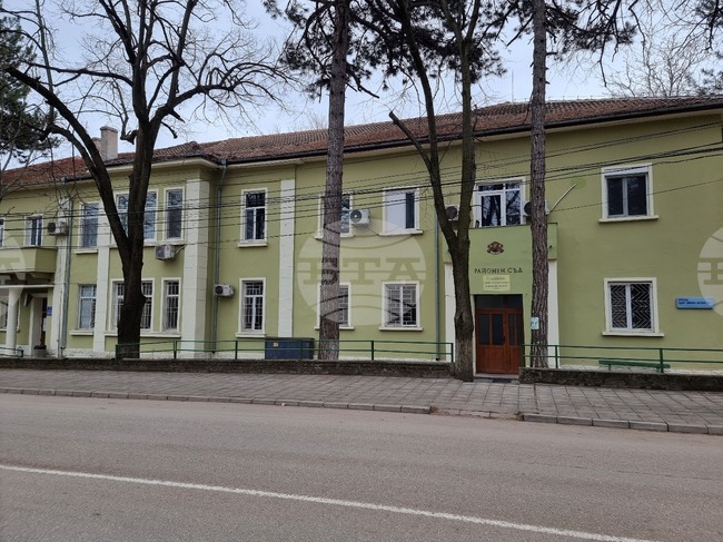 Младежи от Кубрат са глобени след скандал и стрелба с газов пистолет пред жилищен блок