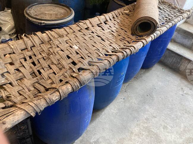 Около 950 литра течност с мирис на алкохол са иззели полицаи от жилище в Тетевен