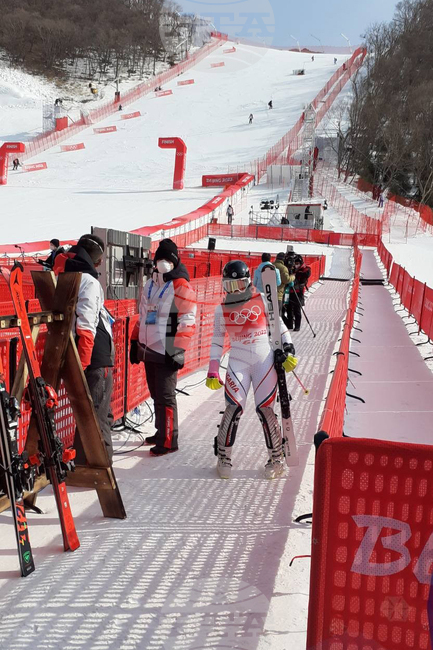 Забравен ключ за завиване на коловете на вратите
попречи на Вукадинова в първия манш
на алпийския слалом на Игрите в Пекин