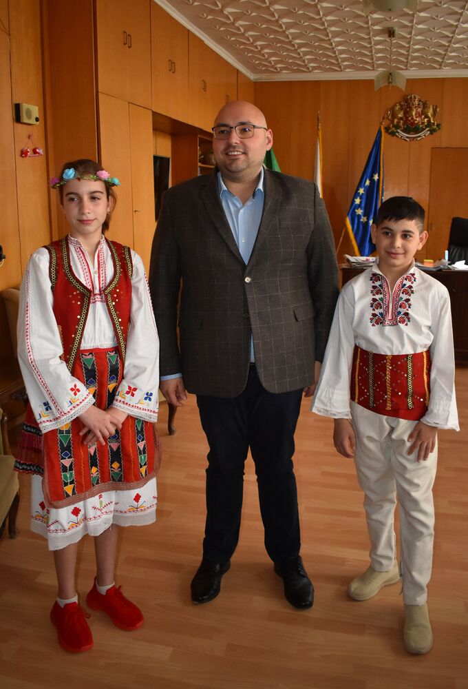 Още пролетно настроение в Община Разград донесоха деца от Комплекса от центрове за настаняване от семеен тип с оригинална мартеница-пано 