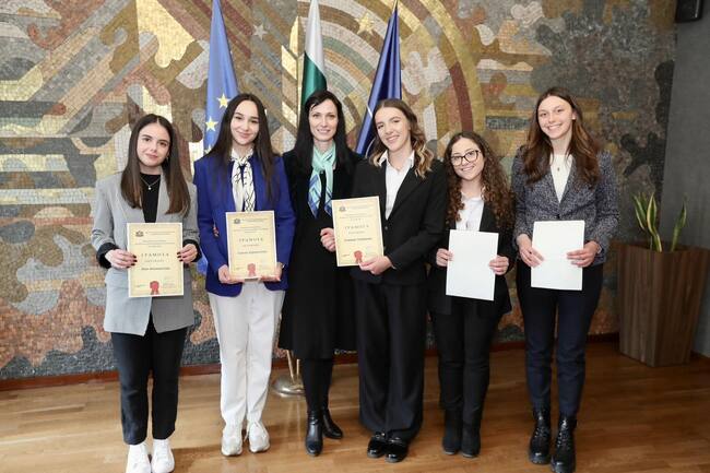 Съветът на хуманитаристите на СУ „Йоан Екзарх Български“ на среща с вицепремиера и министър на външните работи Мария Габриел