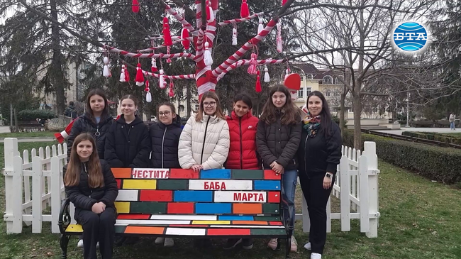 Малки художници украсиха дърво с мартеници в Разград