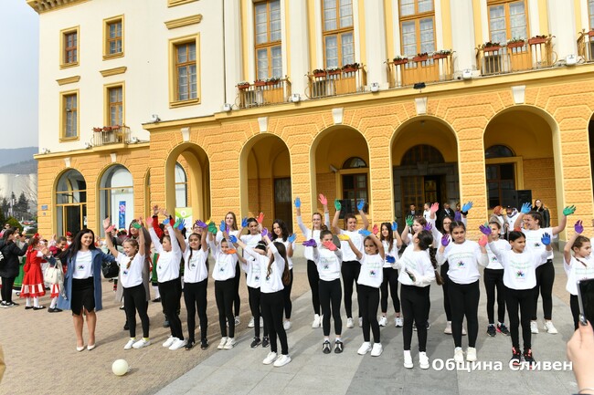 В Световния ден на хората с редки болести – гълъби и цветни балони полетяха в небето над Сливен