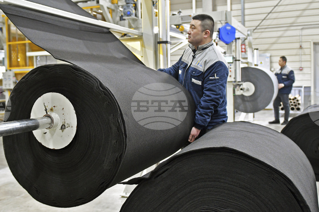 Производствените цени в Китай нараснаха за първи път от над три години, потребителската инфлация се забавя