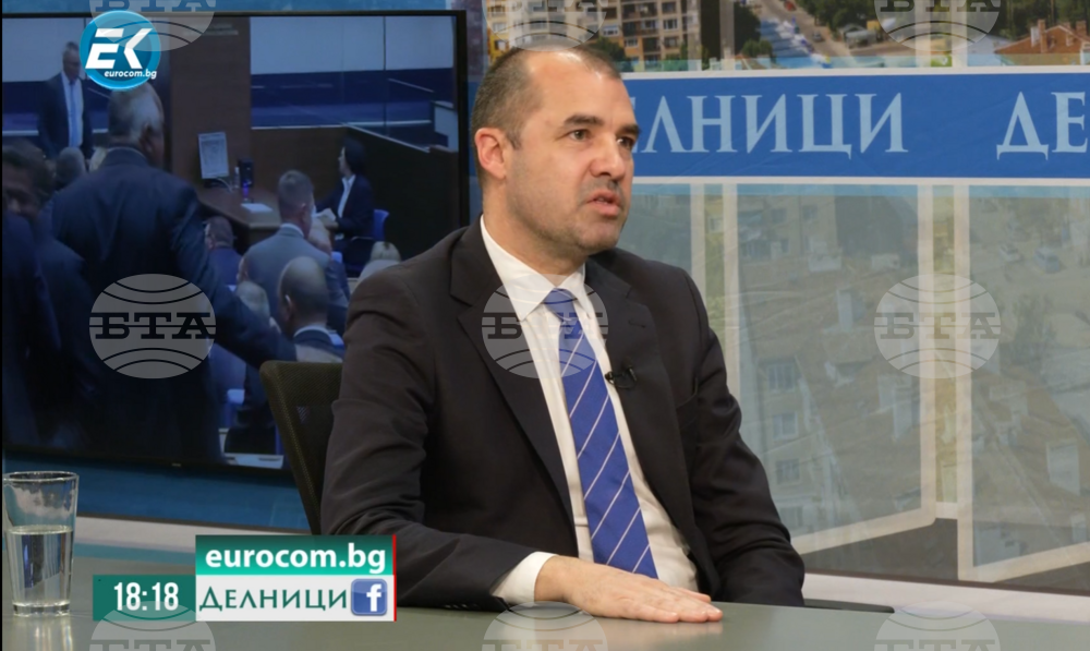 Деян Дечев: Особеност на това управление е, че решенията му се спускат от някакъв друг кръг от хора