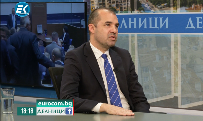 Деян Дечев: Особеност на това управление е, че решенията му се спускат от някакъв друг кръг от хора
