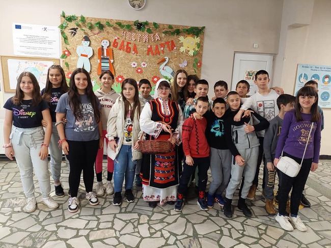 Община Ловеч: В ОУ „Проф. Димитър Димов“ Баба Марта закичи всички ученици и учители с мартеничка за здраве 