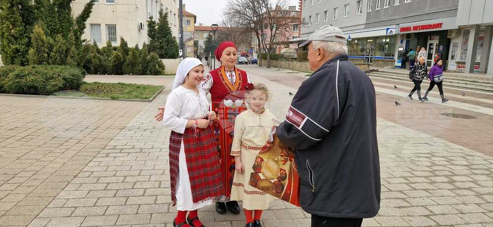 Баба Марта и помощничките й раздаваха мартеници в Търговище