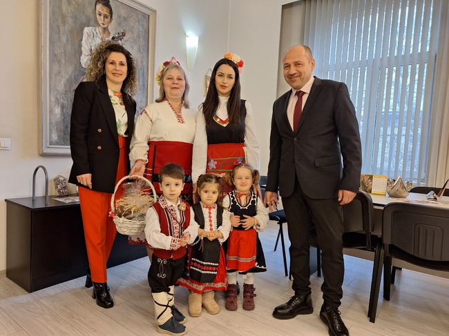 Община Ловеч: Малки „мартенички“ от детска ясла „Мечо Пух“ гостуваха на кмета