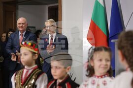 Министерство на образованието и науката - ръчно изработени мартеници - благотворителен базар