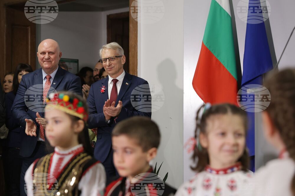 Министерство на образованието и науката - ръчно изработени мартеници - благотворителен базар