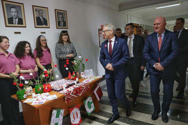 Празниците, които са свързани с непреходните ценности, винаги ще ни обединяват, каза премиерът Николай Денков на базара за Баба Марта в МОН