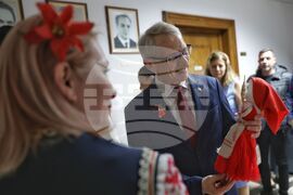 Министерство на образованието и науката - ръчно изработени мартеници - благотворителен базар