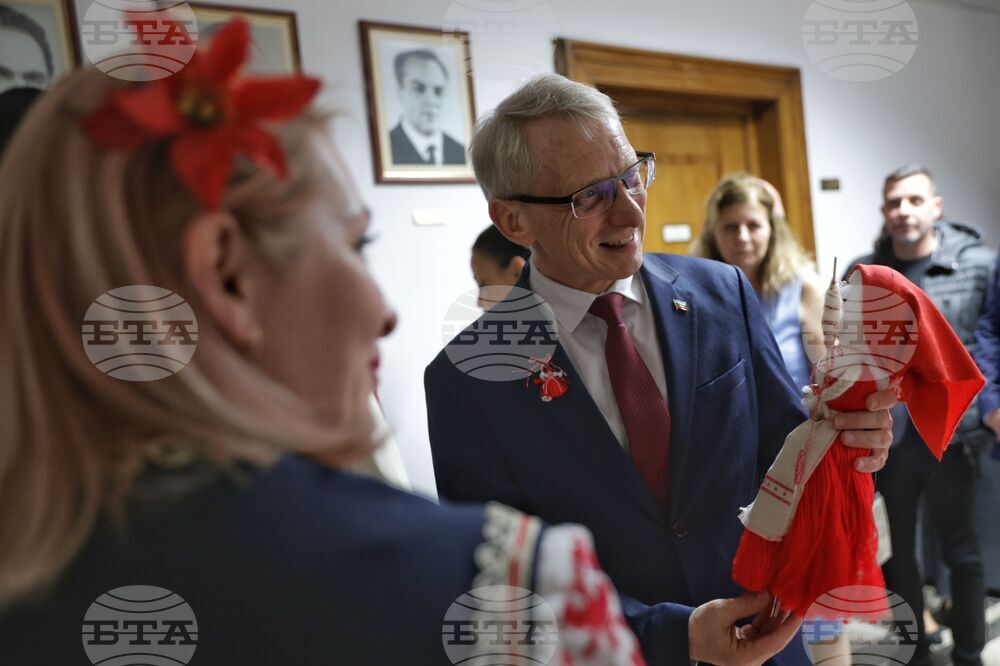 Министерство на образованието и науката - ръчно изработени мартеници - благотворителен базар