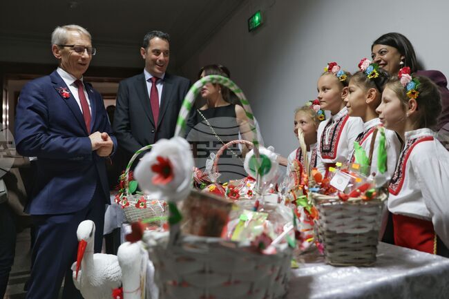  Министерство на образованието и науката - ръчно изработени мартеници - благотворителен базар