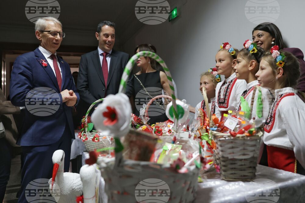 Министерство на образованието и науката - ръчно изработени мартеници - благотворителен базар