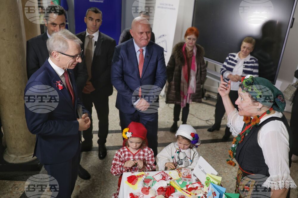 Министерство на образованието и науката - ръчно изработени мартеници - благотворителен базар