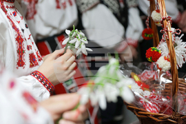 Министерство на образованието и науката - ръчно изработени мартеници - благотворителен базар