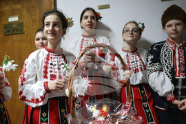 Министерство на образованието и науката - ръчно изработени мартеници - благотворителен базар