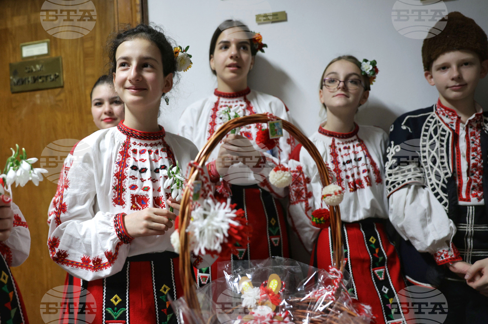Министерство на образованието и науката - ръчно изработени мартеници - благотворителен базар