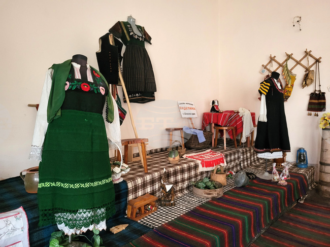  Село Широки дол - Народно читалище "Виделина" - обособен кът