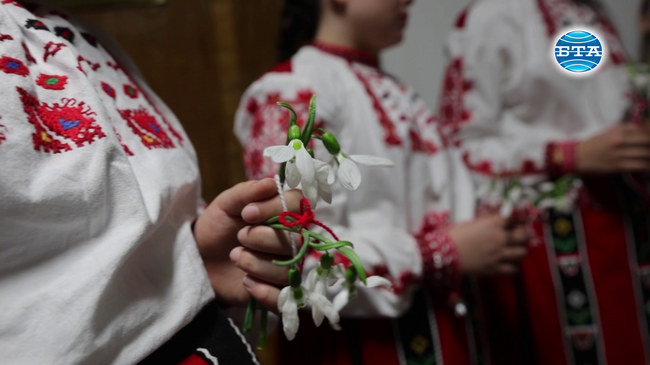 Празниците, които са свързани с непреходните ценности, винаги ще ни обединяват, каза премиерът Николай Денков на базара за Баба Марта в МОН