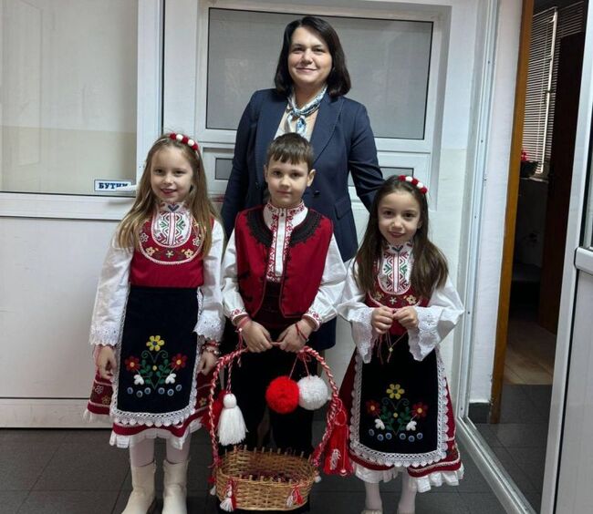 Община Момчилград: Деца закичиха с мартеници служители на община Момчилград