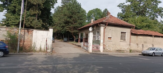 Община Ловеч: Общината връща бившата казарма на държавата и веднага я иска обратно в собственост