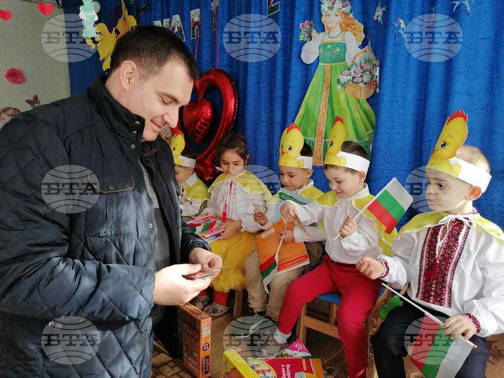 Бесарабските българчета от село Цолика получиха подаръци от България