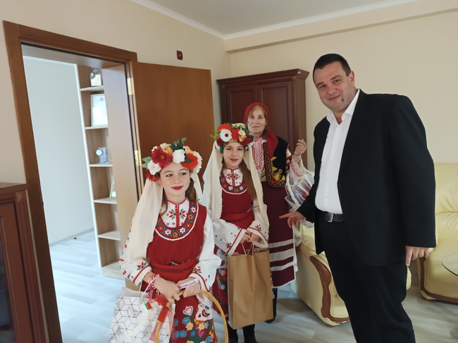 ОА Кърджали: Деца закичиха областния управител Никола Чанев с мартеници – предвестници на пролетта и амулети за здраве и плодородие