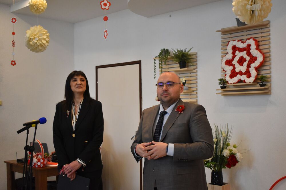 Кметът на Разград Добрин Добрев и заместник-кметът Елка Неделчева поздравиха потребителите в Дома за стари хора за Баба Марта