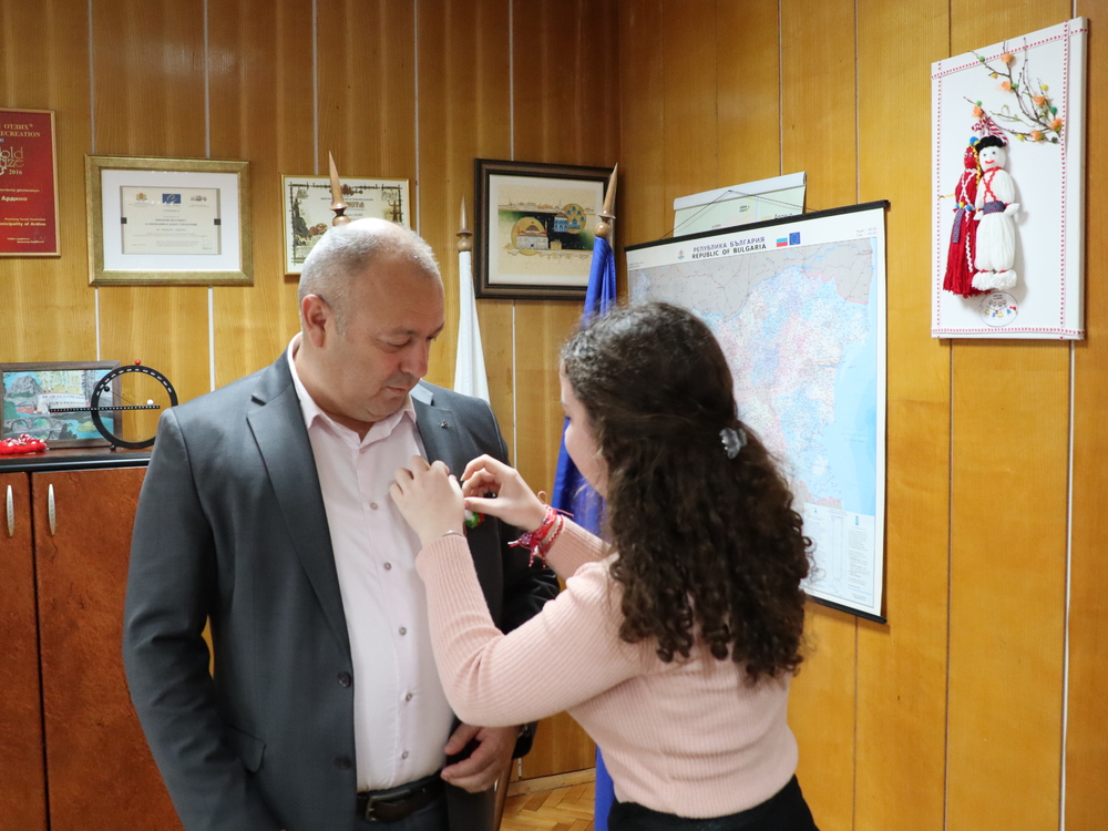 Ученици закичиха с мартеници кмета на Ардино Изет Шабан по повод Баба Марта