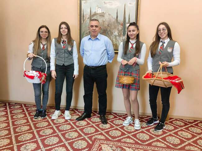 Десетки граждани бяха закичени с мартеници, Баба Марта гостува и в Община Сливен