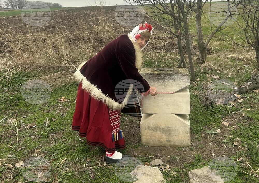 Жителите на Алфатар окичиха с мартеници четири каменни кръста, пазещи града от нещастия