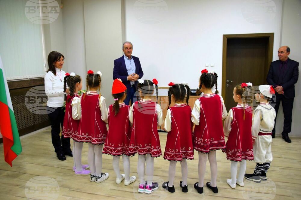 Пратеници на Баба Марта гостуваха на кмета на Асеновград
