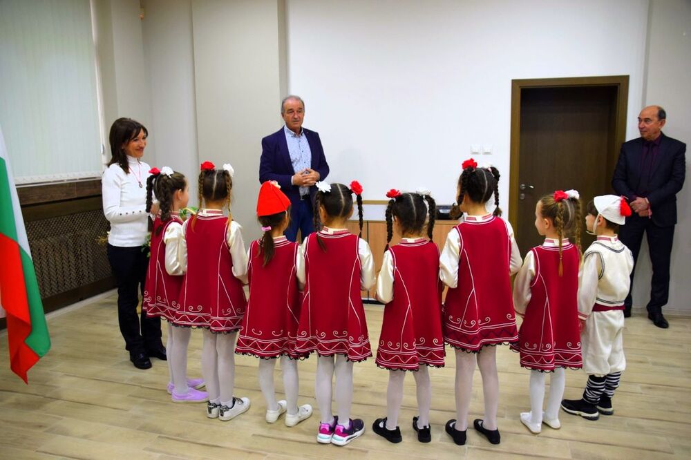 Пратеници на Баба Марта гостуваха на кмета на Асеновград