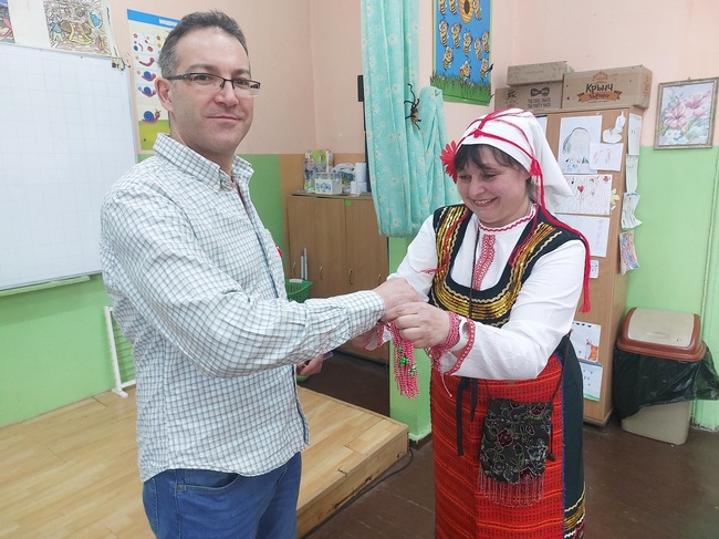 С мартеница и питка за здраве, съдиите и съдебните служители поздравиха за Баба Марта учениците от 1 „а“ клас на ОУ „Проф. Марин Дринов“