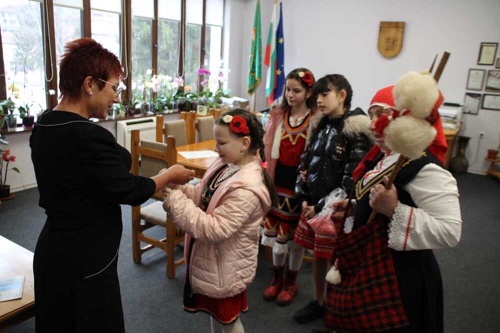 Баба Марта, децата от ДГ „Васил Левски“ и БМЧК поздравиха кмета на Община Тетевен по случай 1-ви март