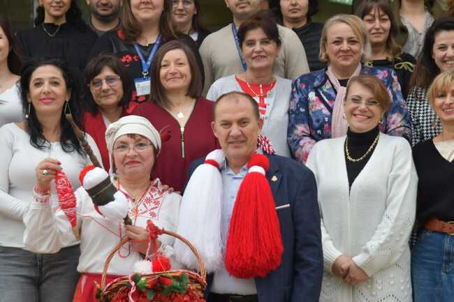 Баба Марта приветства кмета на община Кубрат с усмивки и мартеници