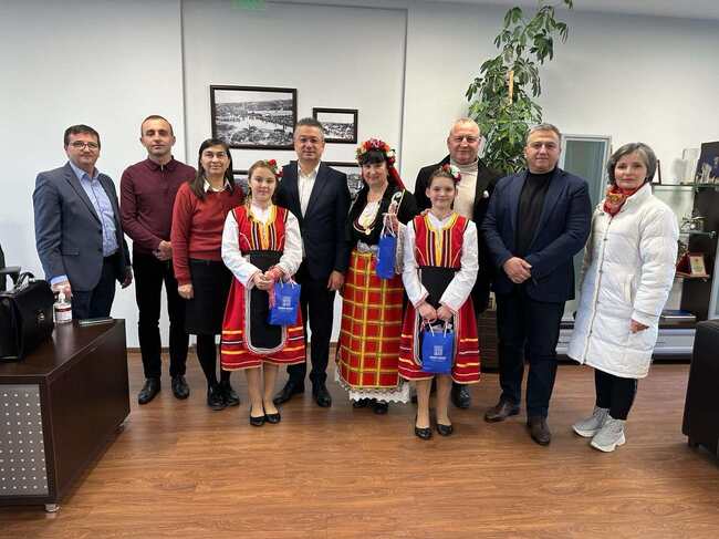 Самодейци от Народно читалище „Христо Смирненски – 1924“ в Джебел гостуваха днес, 1 март, на кмета Неджми Али и неговия екип