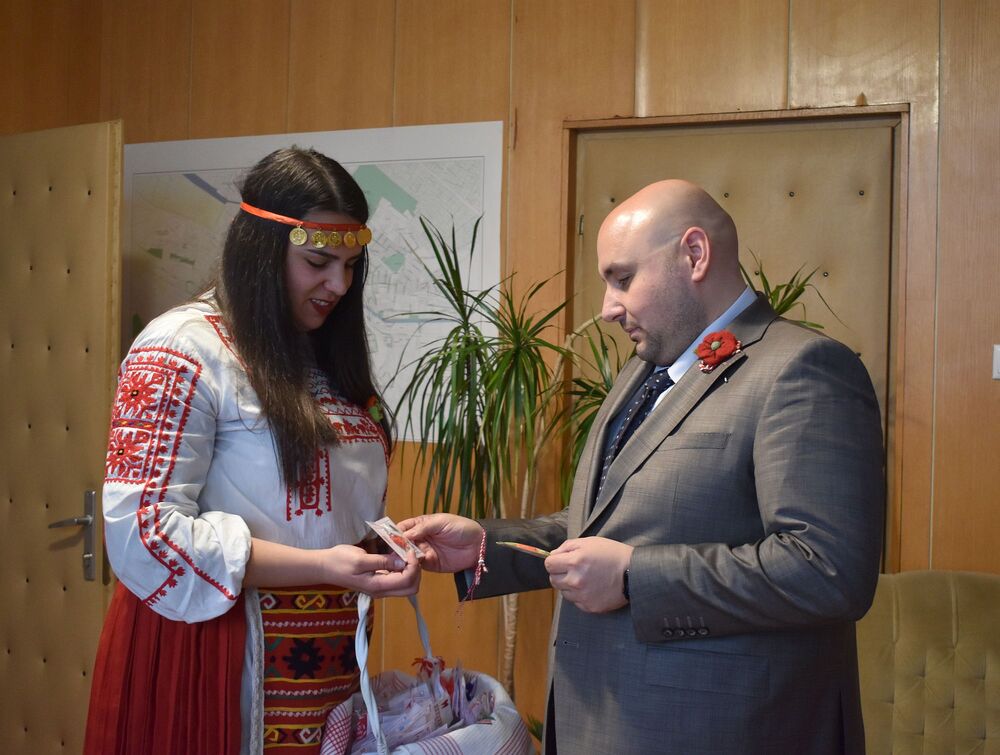 Мартеници за кмета на Разград и от Сдружение „ЖАНЕТА“ и Фондация „За нашето бъдеще“