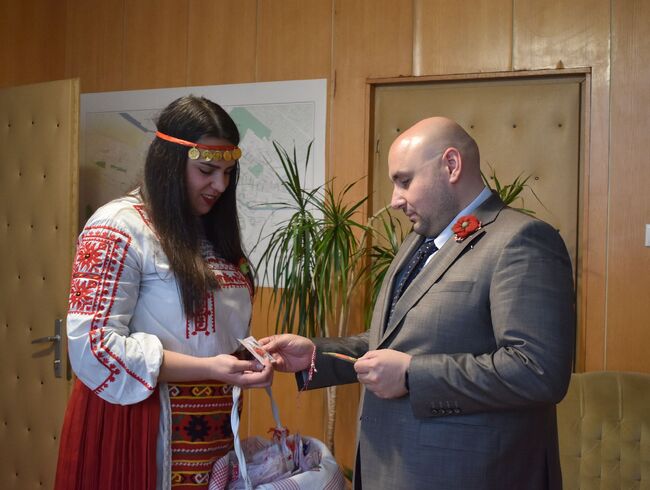 Мартеници за кмета на Разград и от Сдружение „ЖАНЕТА“ и Фондация „За нашето бъдеще“