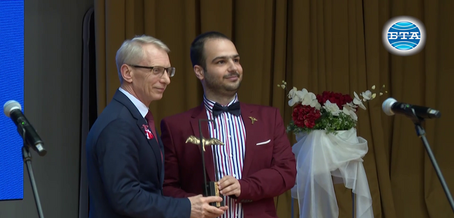 Премиерът акад. Николай Денков връчи наградата „Студент на годината - 2023“ на Трифон Попов от Медицинския университет в София