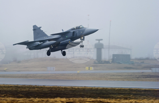 Шведският премиер каза, че е обсъдил със Зеленски изтребителите „Грипен“