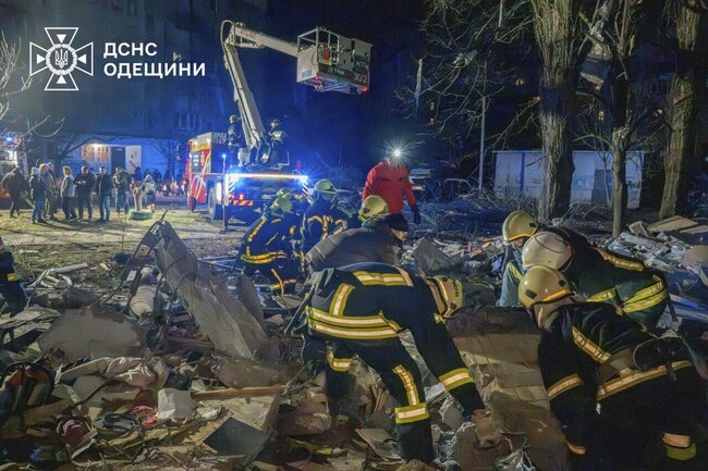Броят на жертвите в Одеса вече е седем; Зеленски каза, че трагедията е можела да бъде предотвратена, ако оръжейните доставки не са се бавели