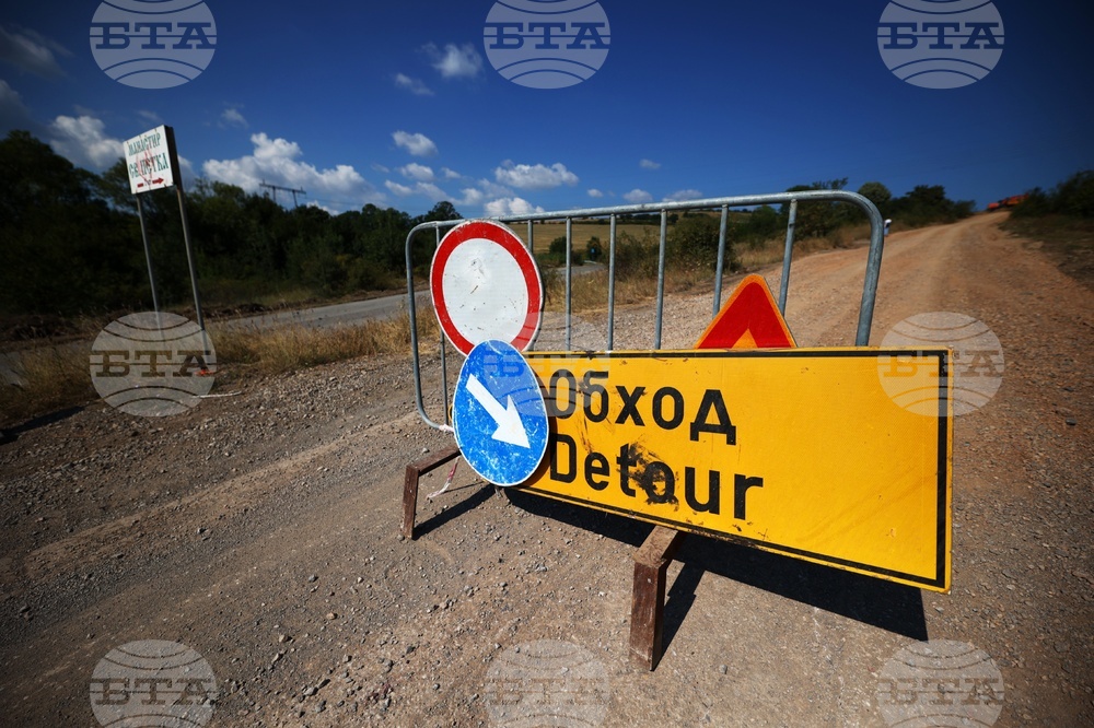 По обходен маршрут се осъществява движението по главния път София – Варна на територията на област Търговище