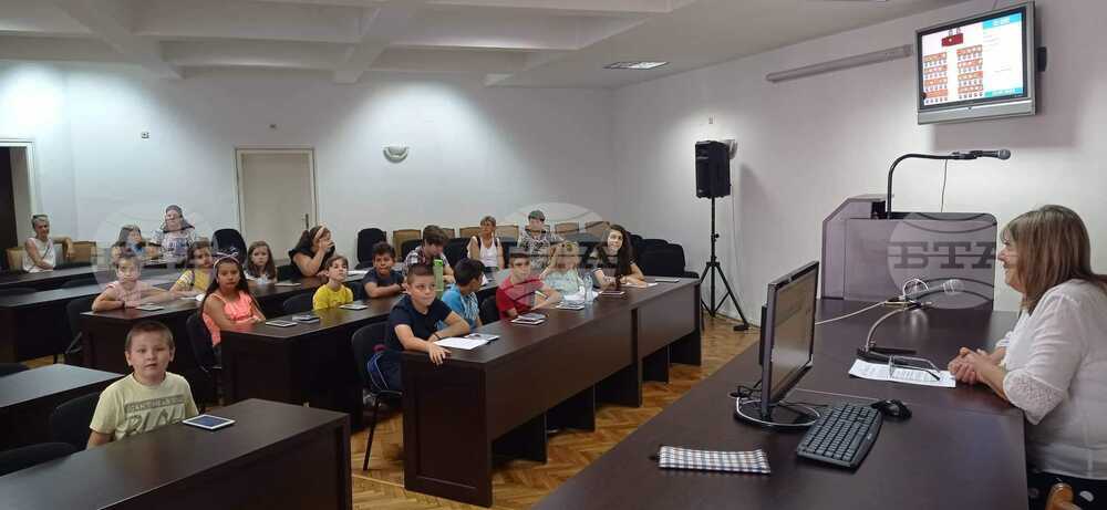 Деца от летния клуб по интереси "Театър и приключения" гостуваха в Общинския съвет на Силистра