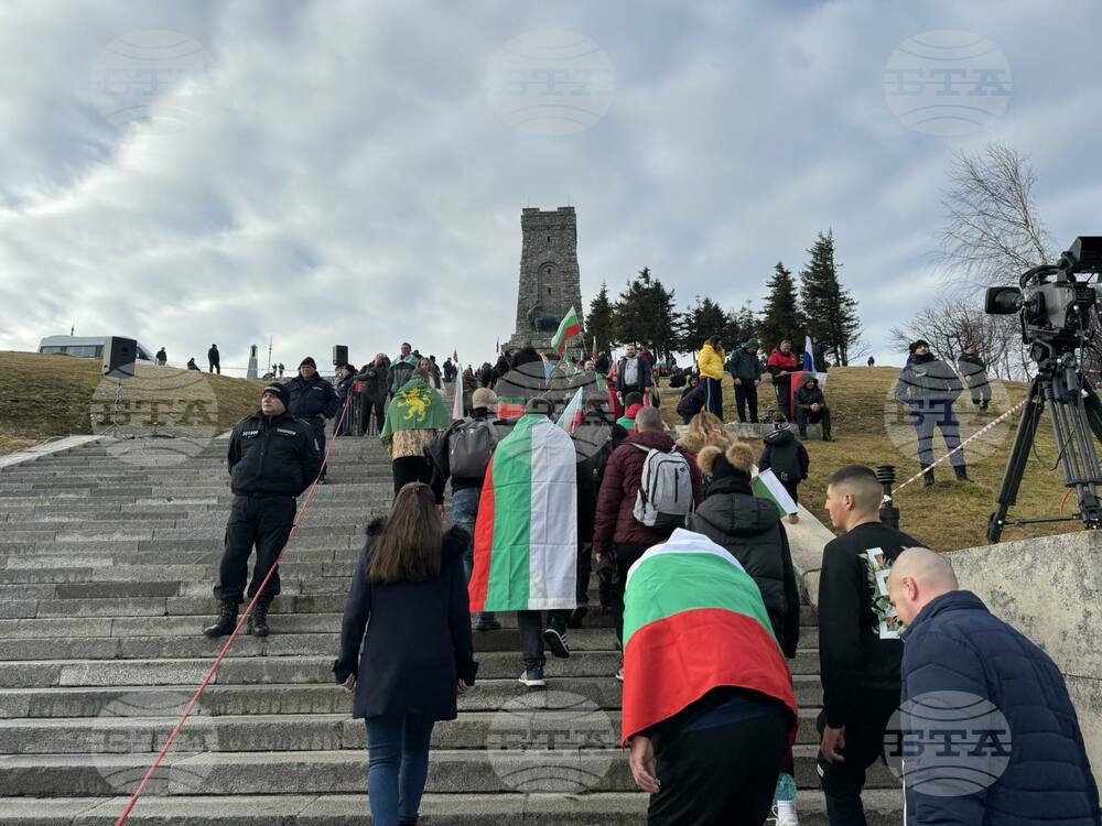 Стотици българи се събират край Паметника на свободата на връх Шипка, за да отбележат националния празник на България