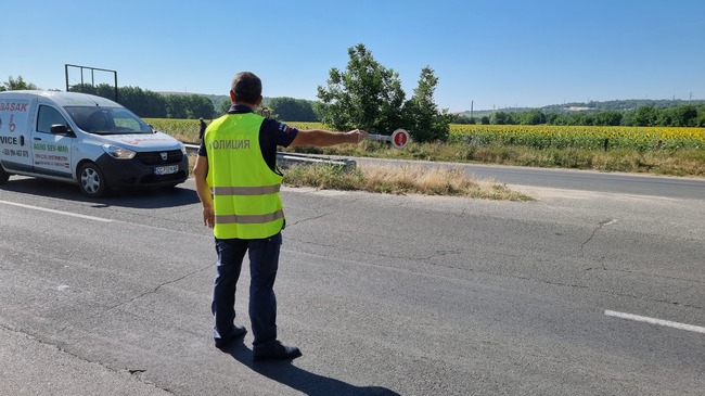 Екипи на полицията в Нова Загора пренасочват движението от АМ „Тракия“ по път II-66, заради обърнат ТИР